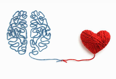 fil de laine bleu dessinant un cerveau noué à un fil rouge formant un coeur