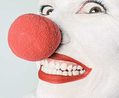 clown blanc avec gros nez rouge et lèvres rouges